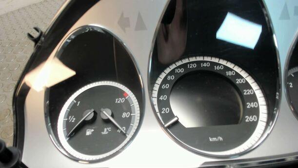 Foto: KOMBIINSTRUMENT / INSTRUMENTENTAFEL eines Mercedes-Benz C 200 CDI DPF SX