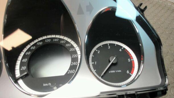Foto: KOMBIINSTRUMENT / INSTRUMENTENTAFEL eines Mercedes-Benz C 200 CDI DPF SX