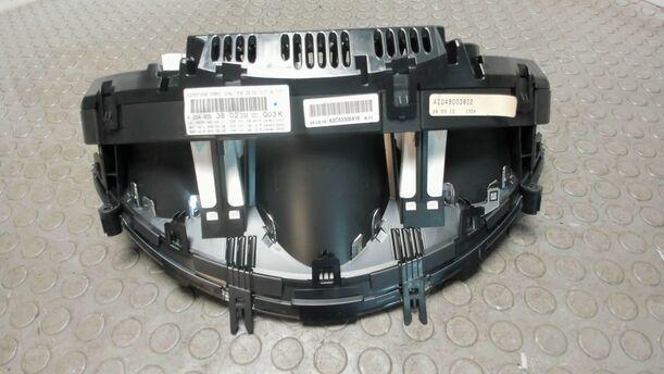 Foto: KOMBIINSTRUMENT / INSTRUMENTENTAFEL eines Mercedes-Benz C 200 CDI DPF SX