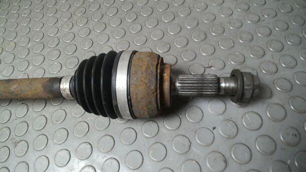 Foto: ANTRIEBSWELLE LINKS ( SCHALTGETRIEBE ) eines Renault Twingo 1.2 16V SX