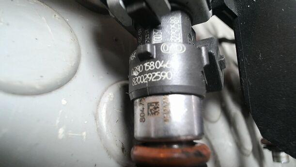 Foto: KRAFTSTOFFVERTEILERROHR/ EINSPRITZDÜSEN eines Renault Twingo 1.2 16V SX