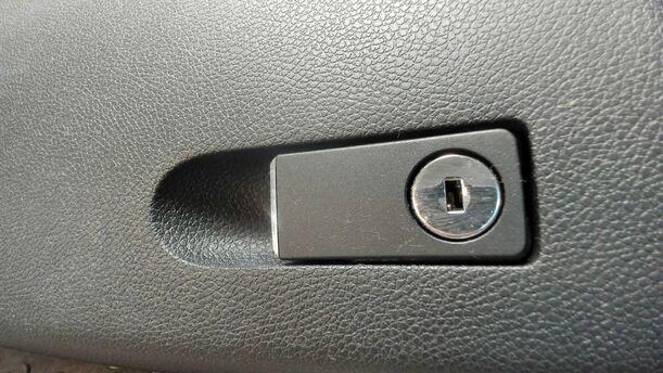 Foto: HANDSCHUHFACH eines Mercedes-Benz C 200 CDI DPF GL