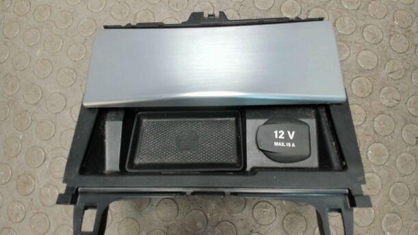 Foto: ABLAGEFACH MITTELKONSOLE eines Mercedes-Benz C 200 CDI DPF GL