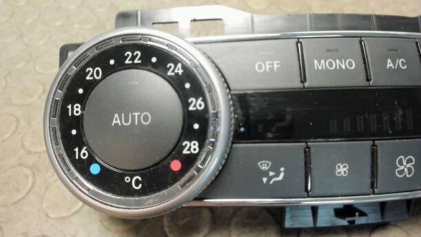 Foto: KLIMABEDIENTEIL / HEIZUNGSBETÄTIGUNG eines Mercedes-Benz C 200 CDI DPF GL