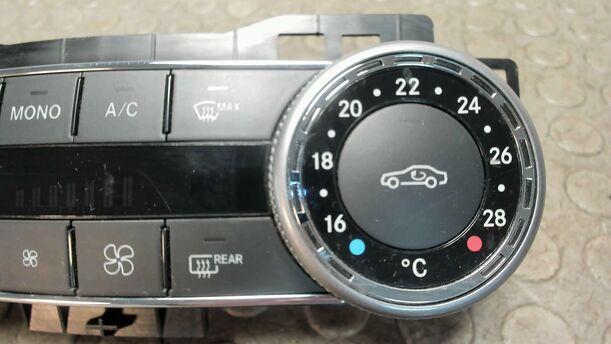 Foto: KLIMABEDIENTEIL / HEIZUNGSBETÄTIGUNG eines Mercedes-Benz C 200 CDI DPF GL