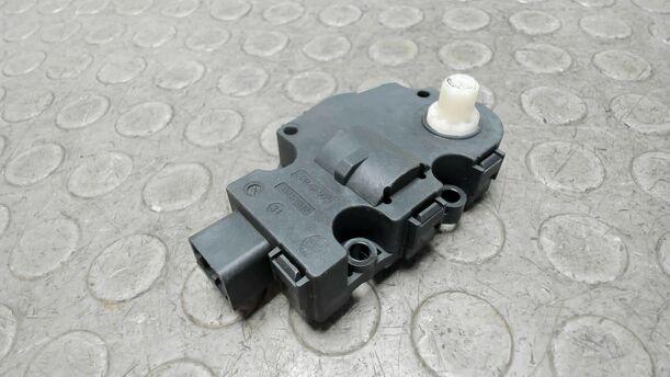 Foto: STELLMOTOR UMLUFTKLAPPE eines Mercedes-Benz C 200 CDI DPF Ghia