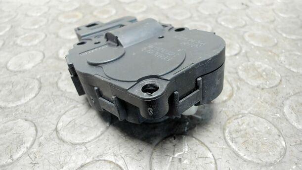 Foto: STELLMOTOR UMLUFTKLAPPE eines Mercedes-Benz C 200 CDI DPF Ghia