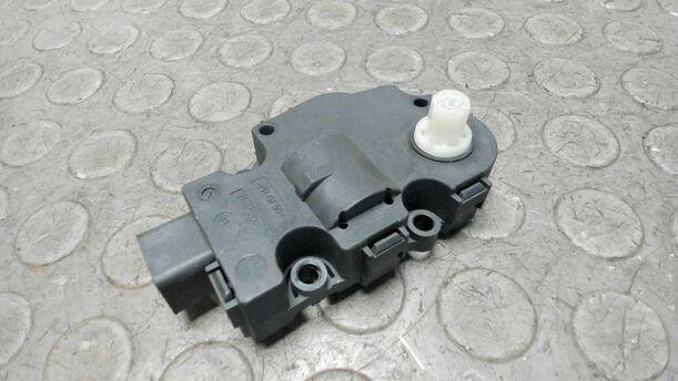 Foto: STELLMOTOR UMLUFTKLAPPE eines Mercedes-Benz C 200 CDI DPF Ghia