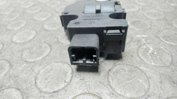 Foto: STELLMOTOR UMLUFTKLAPPE eines Mercedes-Benz C 200 CDI DPF Ghia
