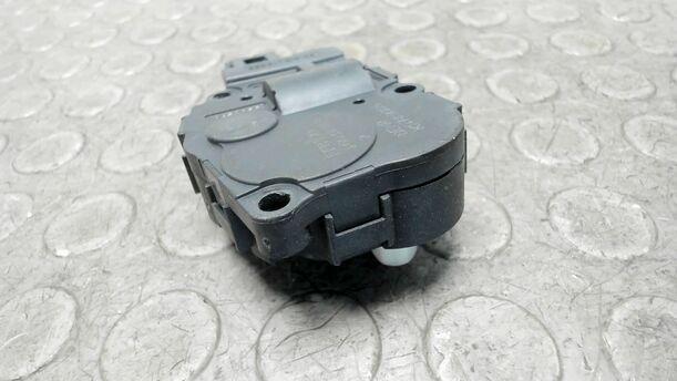 Foto: STELLMOTOR UMLUFTKLAPPE eines Mercedes-Benz C 200 CDI DPF Ghia