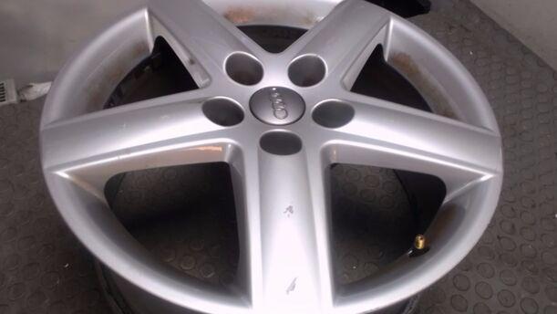 Foto: ALUFELGE 7,5 X 17 ET45 eines Audi A4 Avant 2.5 TDI quattro GLS