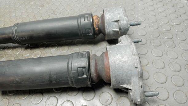 Foto: STOSSDÄMPFERPAAR HINTEN eines Mercedes-Benz C 200 CDI DPF GLS