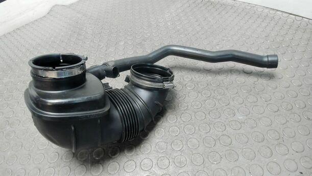 Foto: REINLUFTLEITUNG / LUFTROHR eines Mercedes-Benz C 200 CDI DPF GLS