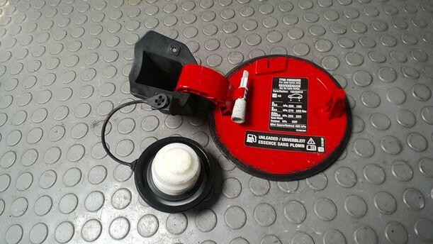 Foto: TANKKLAPPE/ TANKDECKEL eines Opel Corsa 1.4 16V GLS