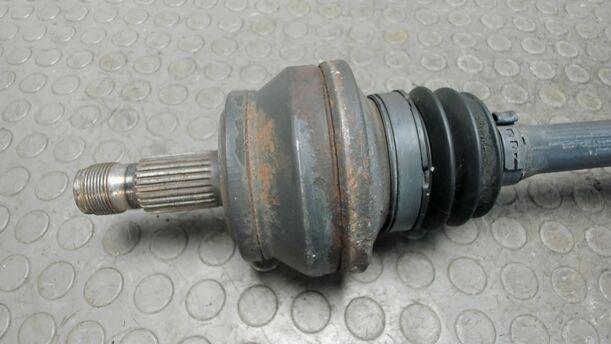 Foto: ANTRIEBSWELLE HINTEN RECHTS eines Mercedes-Benz C 200 CDI DPF