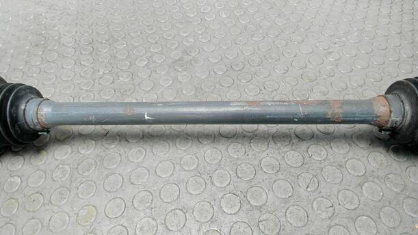 Foto: ANTRIEBSWELLE HINTEN LINKS eines Mercedes-Benz C 200 CDI DPF