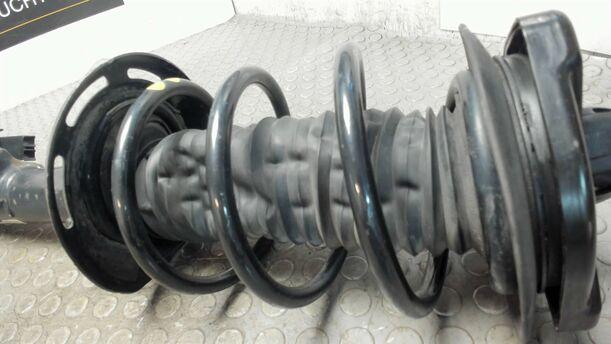 Foto: FEDERBEIN VORNE LINKS eines Mercedes-Benz C 200 CDI DPF