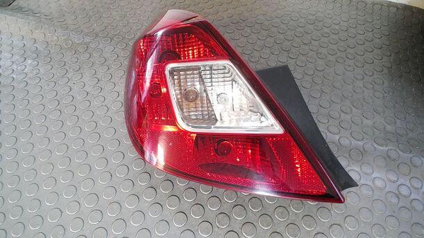 Foto: HECKLEUCHTE/ RÜCKLEUCHTE LINKS ( 4/5 TÜRER ) eines Opel Corsa 1.4 16V