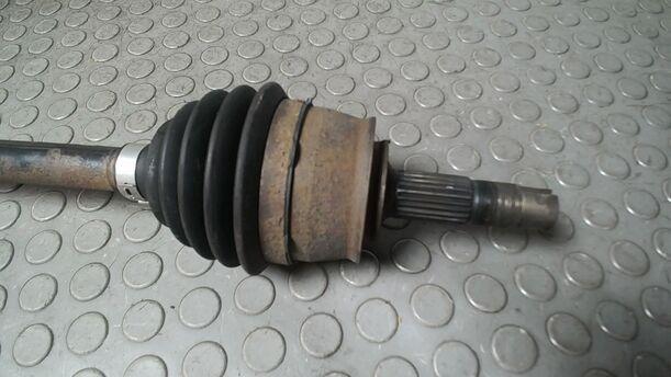 Foto: ANTRIEBSWELLE LINKS ( SCHALTGETRIEBE ) eines Opel Corsa 1.4 16V