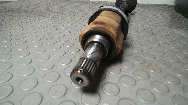 Foto: ANTRIEBSWELLE LINKS ( SCHALTGETRIEBE ) eines Opel Corsa 1.4 16V