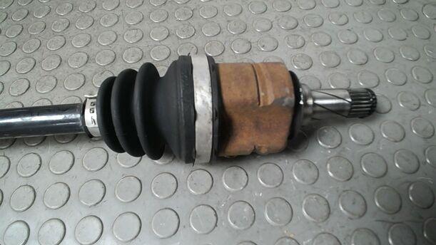Foto: ANTRIEBSWELLE RECHTS ( SCHALTGETRIEBE ) eines Opel Corsa 1.4 16V