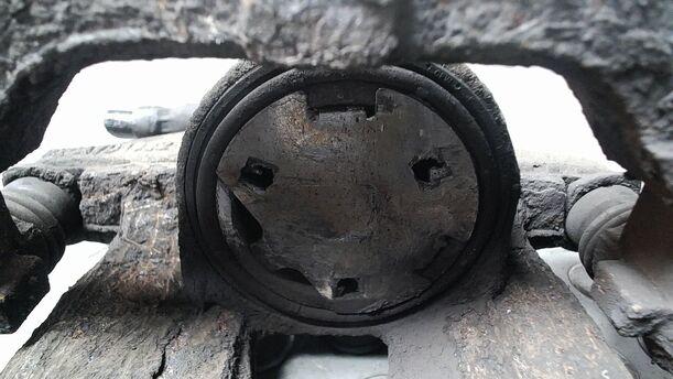 Foto: BREMSSATTEL VORN LINKS ( BOSCH ) eines Opel Corsa 1.4 16V Cup