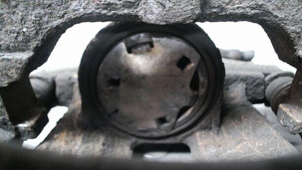 Foto: BREMSSATTEL VORN RECHTS ( BOSCH ) eines Opel Corsa 1.4 16V Cup