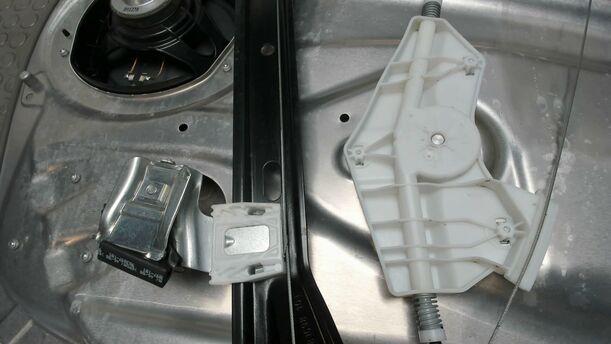Foto: FENSTERHEBER VORNE RECHTS eines Mercedes-Benz C 200 CDI DPF Cup