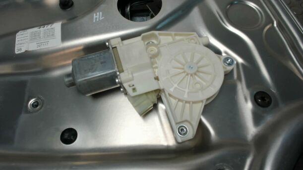 Foto: FENSTERHEBER HINTEN LINKS eines Mercedes-Benz C 200 CDI DPF Cup
