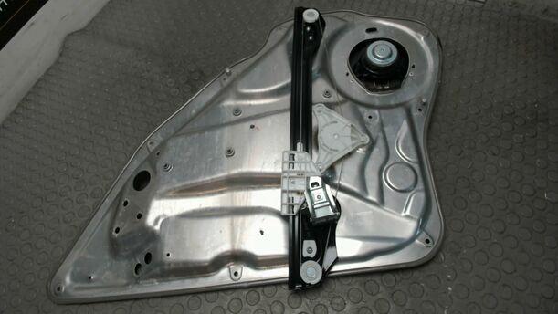 Foto: FENSTERHEBER HINTEN LINKS eines Mercedes-Benz C 200 CDI DPF Cup