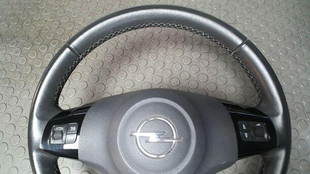 Foto: LENKRAD ( OHNE AIRBAG ) eines Opel Corsa 1.4 16V Cup