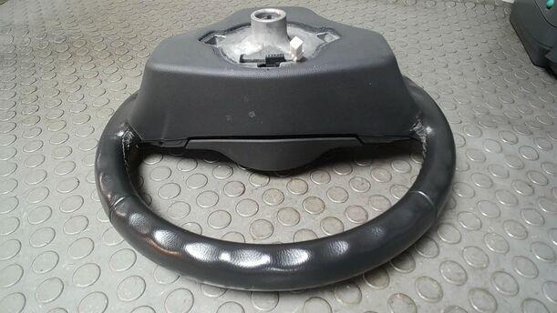Foto: LENKRAD ( OHNE AIRBAG ) eines Opel Corsa 1.4 16V Cup