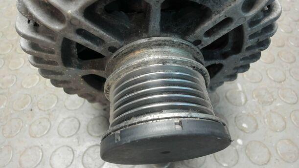 Foto: LICHTMASCHINE / GENERATOR ( 150 A ) eines Mercedes-Benz C 200 CDI DPF Cup