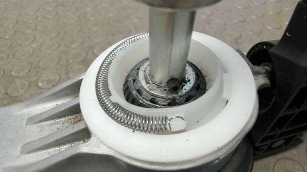 Foto: MITTELSCHALTUNG / SCHALTSTANGE eines Mercedes-Benz C 200 CDI DPF Cup