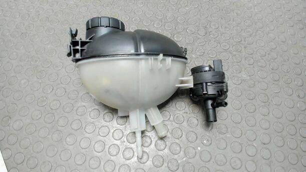 Foto: AUSGLEICHSBEHÄLTER eines Mercedes-Benz C 200 CDI DPF Cup