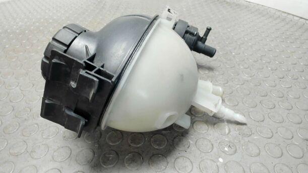 Foto: AUSGLEICHSBEHÄLTER eines Mercedes-Benz C 200 CDI DPF Cup