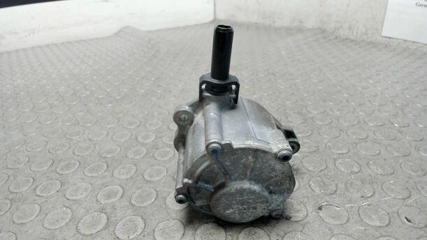 Foto: UNTERDRUCKPUMPE / VAKUUMPUMPE eines Mercedes-Benz C 200 CDI DPF Cup