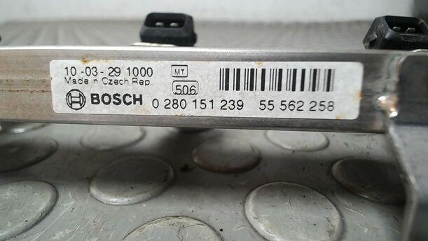 Foto: KRAFTSTOFFVERTEILER/ EINSPRITZDÜSEN eines Opel Corsa 1.4 16V Cup