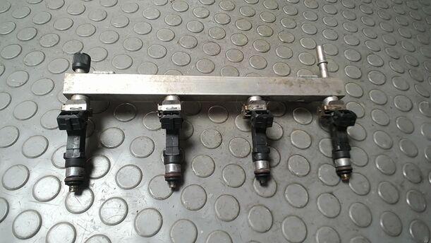 Foto: KRAFTSTOFFVERTEILER/ EINSPRITZDÜSEN eines Opel Corsa 1.4 16V Cup