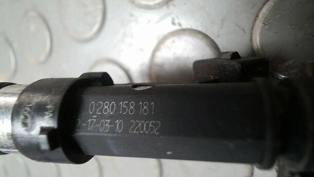 Foto: KRAFTSTOFFVERTEILER/ EINSPRITZDÜSEN eines Opel Corsa 1.4 16V Cup