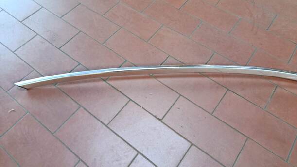 Foto: DACHZIERLEISTE / ZIERSTAB LINKS eines Mercedes-Benz C 200 CDI DPF Cup