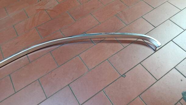 Foto: DACHZIERLEISTE / ZIERSTAB LINKS eines Mercedes-Benz C 200 CDI DPF Cup