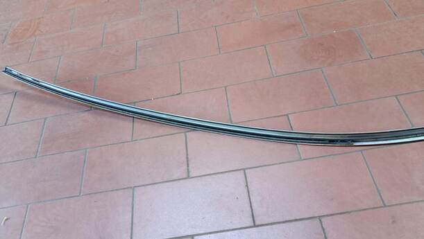 Foto: DACHZIERLEISTE / ZIERSTAB LINKS eines Mercedes-Benz C 200 CDI DPF Cup
