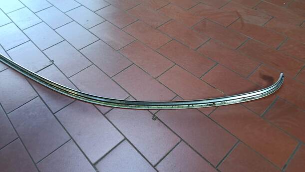 Foto: DACHZIERLEISTE / ZIERSTAB LINKS eines Mercedes-Benz C 200 CDI DPF Cup
