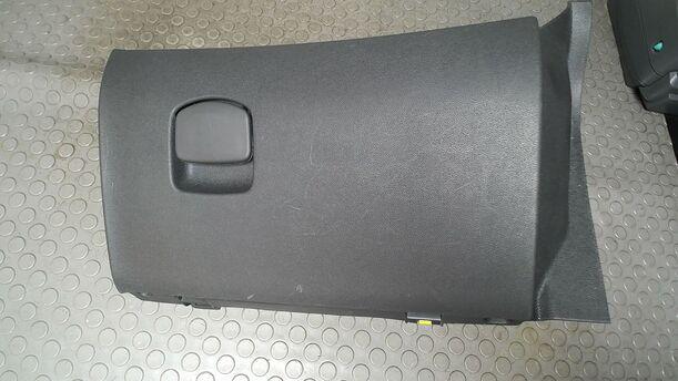 Foto: HANDSCHUHFACH eines Opel Corsa 1.4 16V Cup
