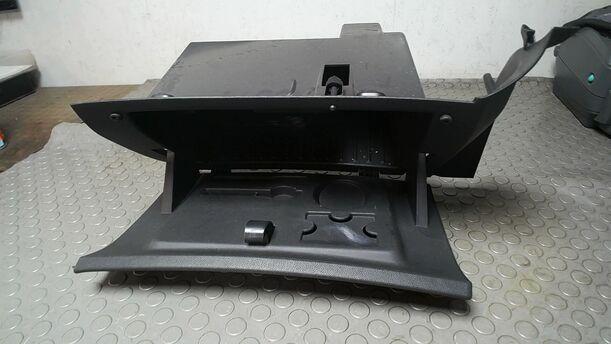 Foto: HANDSCHUHFACH eines Opel Corsa 1.4 16V Cup