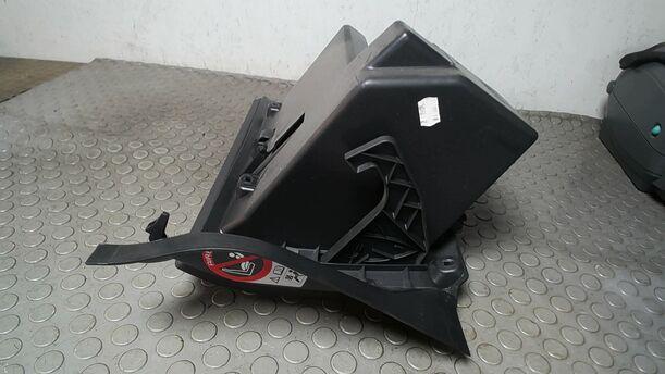 Foto: HANDSCHUHFACH eines Opel Corsa 1.4 16V Cup