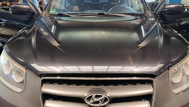 Foto: MOTORHAUBE eines Hyundai Santa Fe 2.2 CRDi 4WD Cup