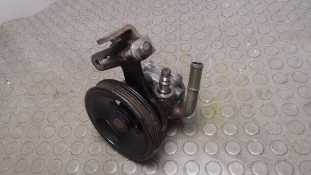 Foto: SERVOPUMPE/ LENKGETRIEBEPUMPE eines Mazda Demio 1.4 Cup