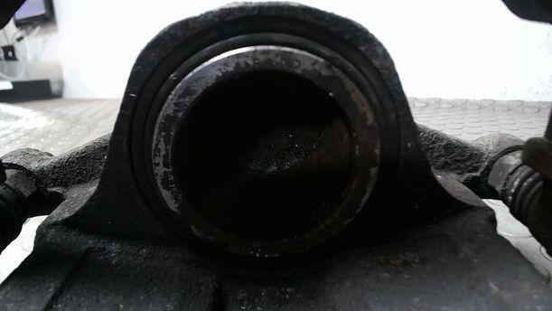 Foto: BREMSSATTEL VORN LINKS eines Opel Insignia 2.0 CDTI Sports Tourer Cup